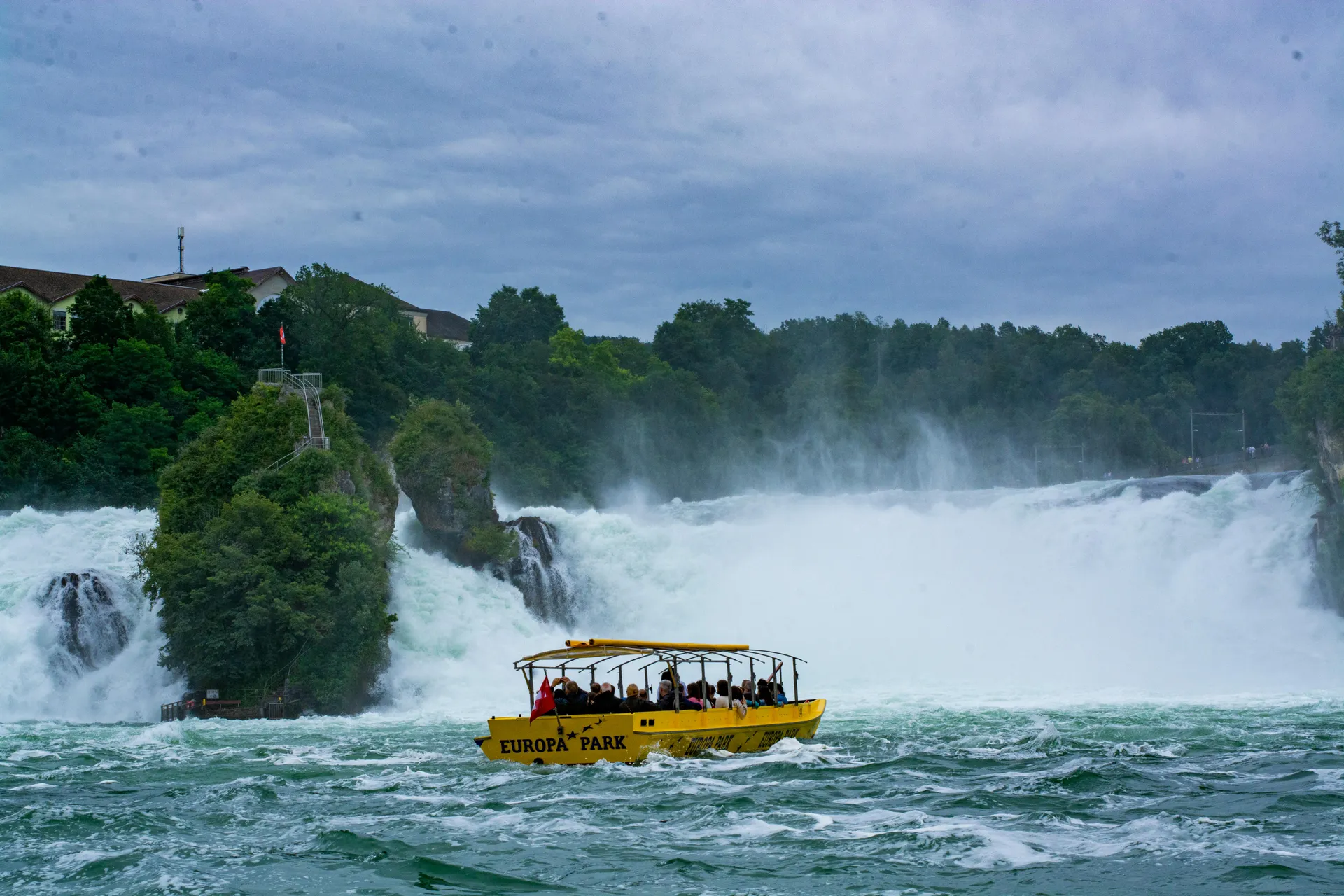 Катер у основания